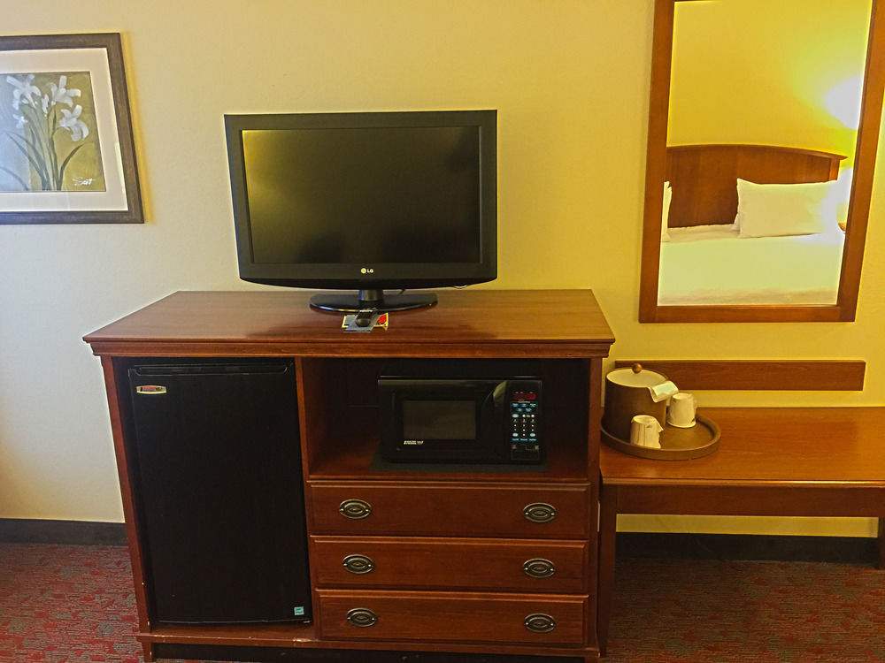 Hampton Inn Potomac Mills וודברידג' מראה חיצוני תמונה